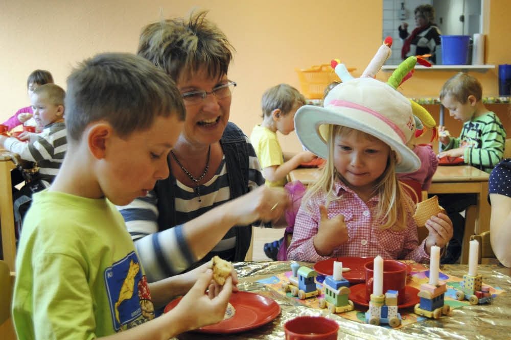 Die fachlich fundierte Betreuung der Kinder (wie hier im Köthener „Erlebnisbaum“) ist nicht zum Nulltarif zu haben. Im Gegenteil: Sie kostet von Jahr zu Jahr mehr Geld, wobei der Anteil der Kosten wächst, den sich Kommune und Eltern teilen müssen. Die Stadt Köthen will nun den Anteil der Eltern deutlich nach oben schrauben.