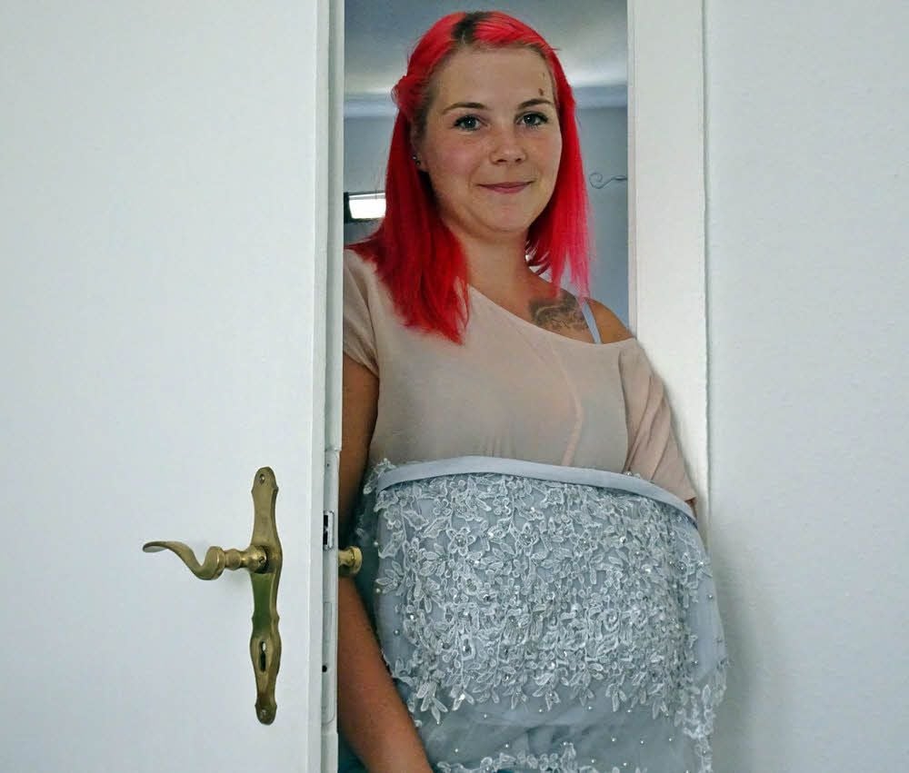 Alles hat seine Zeit. Noch trägt die angehende Königin die festliche Robe überm Arm.