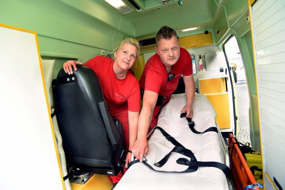 Sie sind auf alle Notfälle vorbereitet und leisten mit dem Team professionelle Erstversorgung: Kerstin Schleifnecker und Marco Schumann.