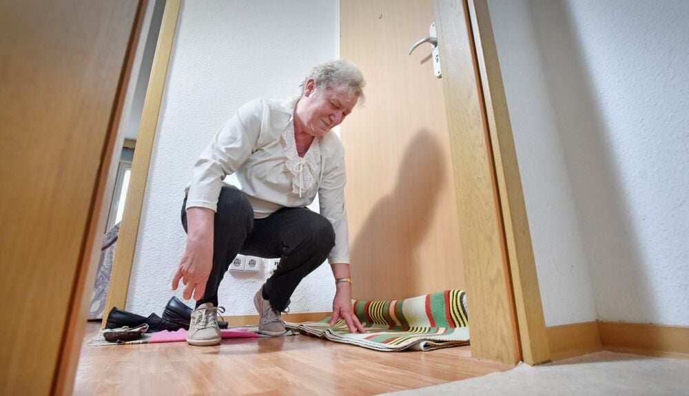 Bei Brigitte Pohl zieht’s. Eine Decke sorgt für Besserung. Es ist jedoch nur eine Lösung auf Zeit.