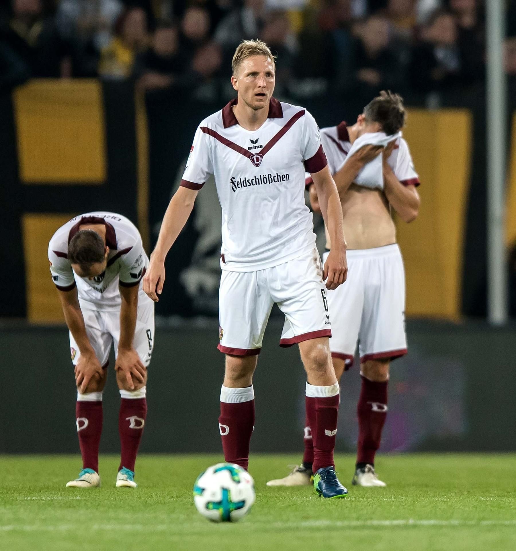 Dresdens Rico Benatelli (l.), Marco Hartmann (m.) und Florian Ballas sind nach der Heimpleite gegen Bielefeld enttäuscht.