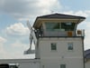 Ein Kleinflugzeug hängt nach einer Kollision am Tower des Flugplatzes Müncheberg-Eggersdorf (Landkreis Märkisch-Oderland).