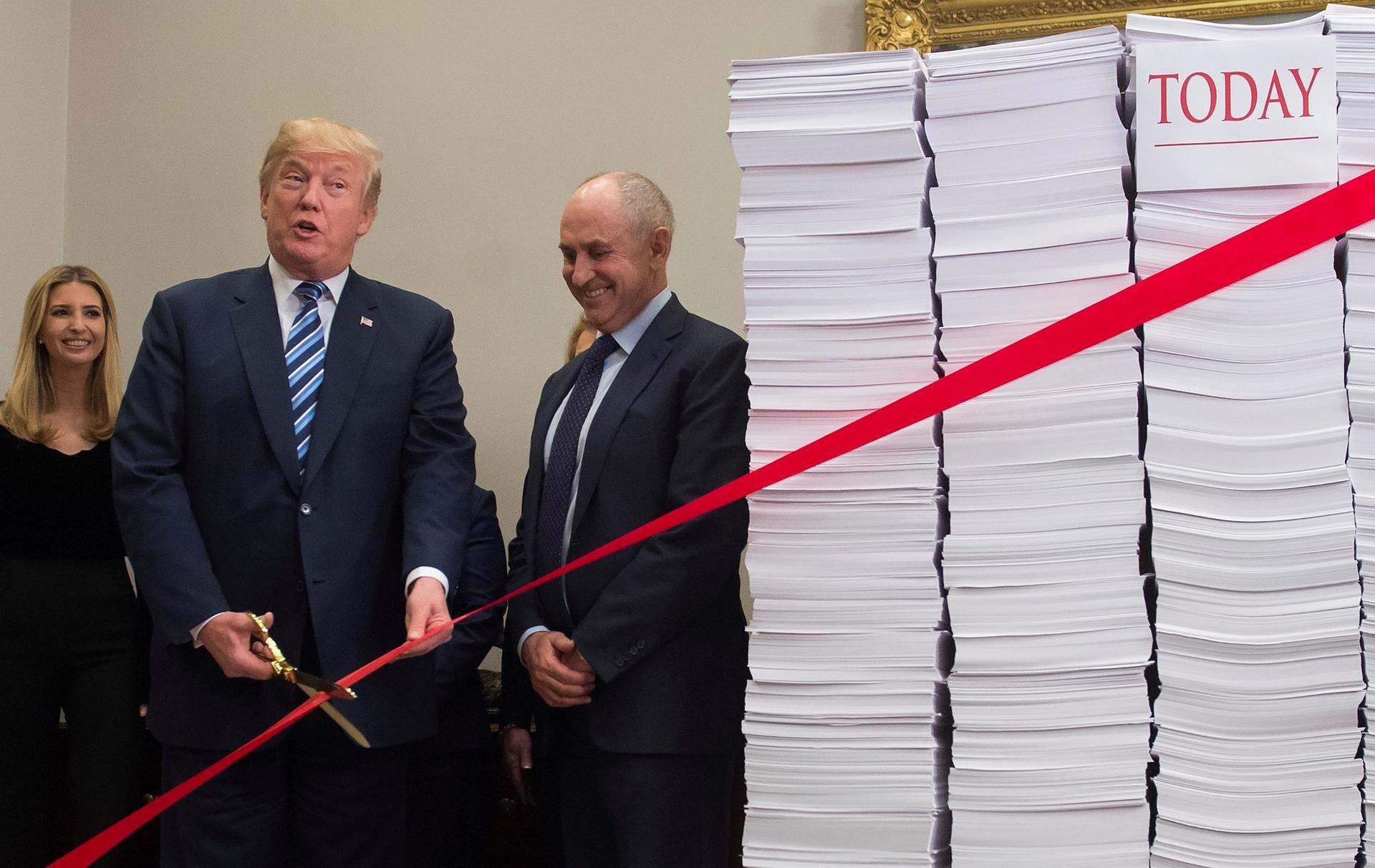 US-Präsident Donald Trump posierte medienwirksam vor einem Papierberg.