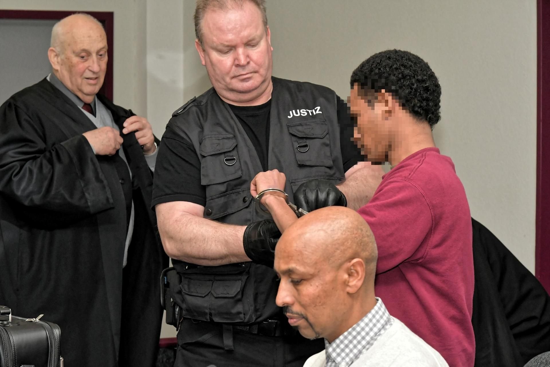 Yonas A., einer der vier Angeklagten aus Eritrea (rechts), legte in der vorigen Woche am Landgericht Dessau ein Geständnis ab und bestätigte im Kern die Vorwürfe der Staatsanwaltschaft.