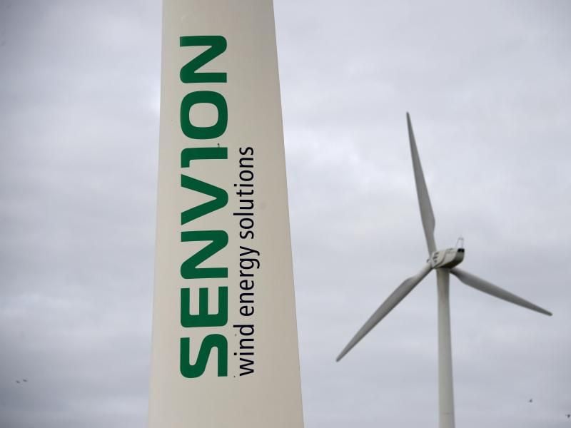 Das Logo „Senvion wind energy solutions” auf dem Gelände von Senvion in Husum. Foto: Carsten Rehder/Archiv