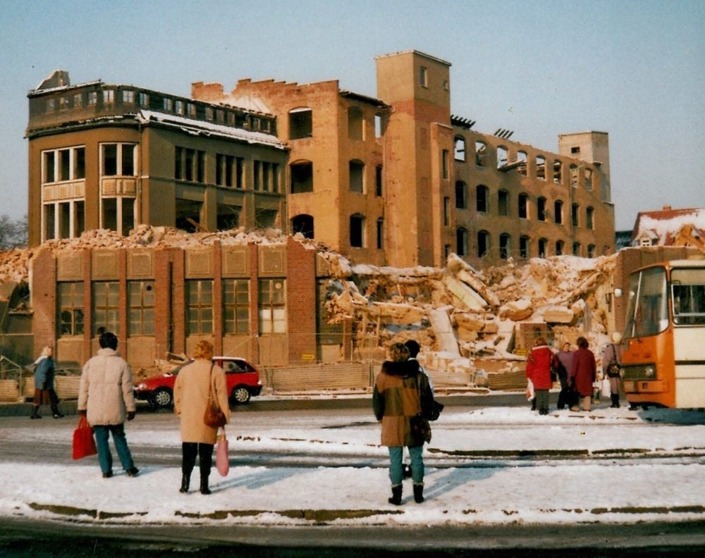 1996 erfolgte der brutale Abbruch eines hochrangigen Industriedenkmals in Zeitz - für eine nie errichtete Einkaufspassage am Schützenplatz.