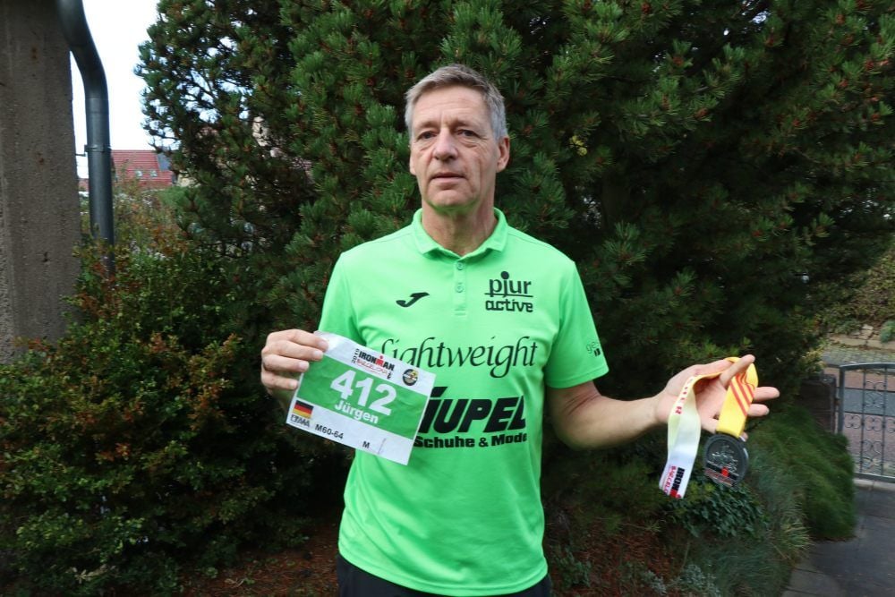 Jürgen Vaupel aus Gerbstedt mit der Startnummer und der Erinnerungsmedaille.