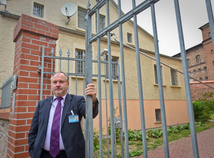 Hans-Jürgen Stach steht am Eingang zum offenen Vollzug.