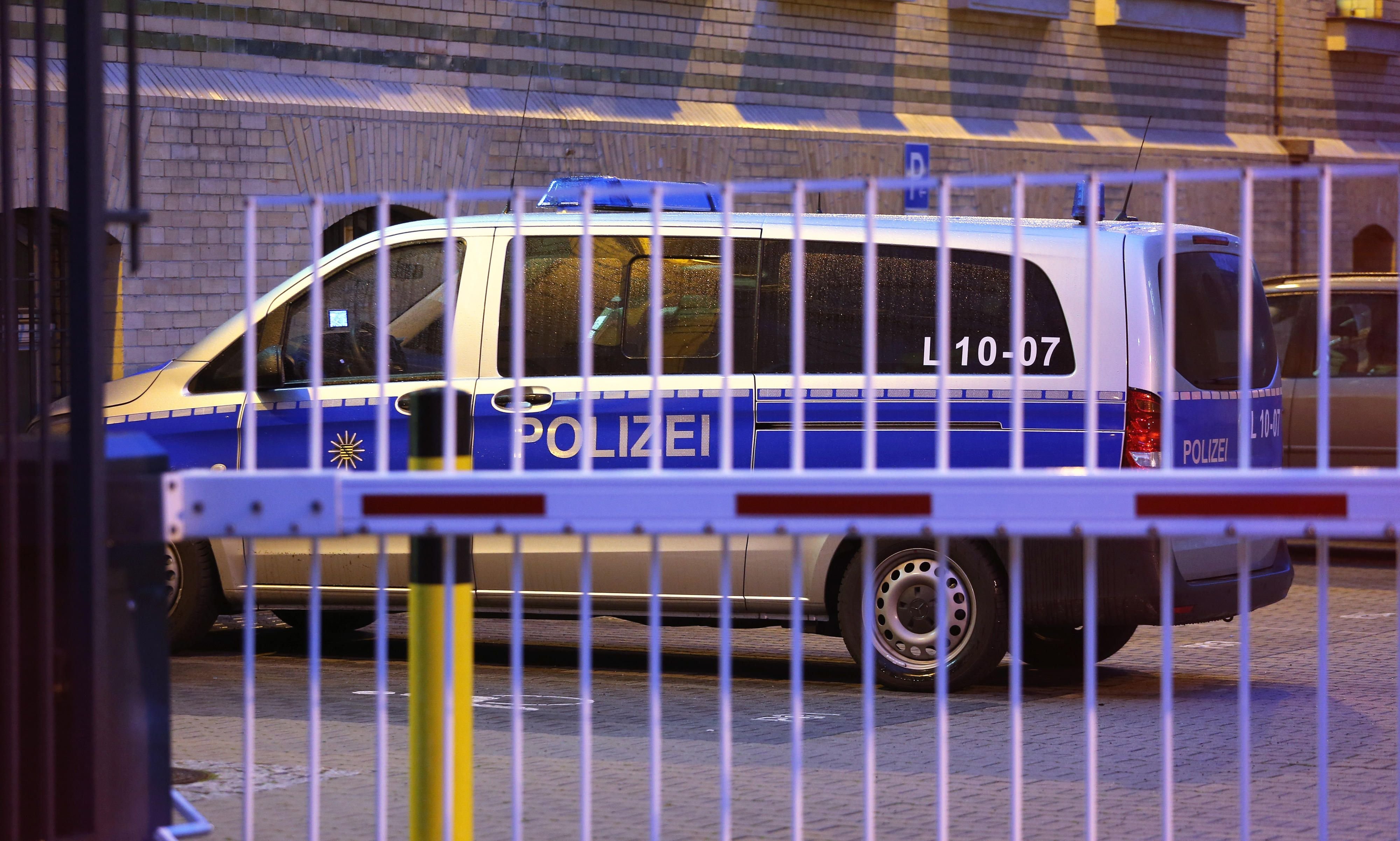 Ein Polizeifahrzeug auf dem Gelände der Polizeidirektion Leipzig. Der flüchtige Terrorverdächtige Dschaber al-Bakr ist in der Nacht in Leipzig festgenommen worden.