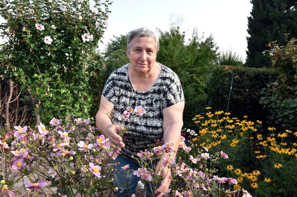 In Wengelsdorf ist es schön, findet Marlis Becker. Gern kümmert sie sich auch um die Blumen in ihrem Garten.