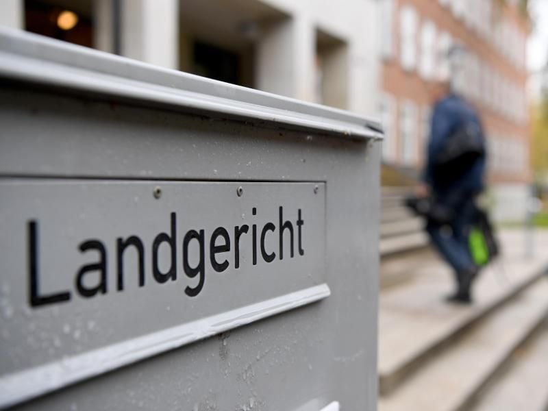 Das Schild "Landgericht" ist an einem Briefkasten am Landgericht zu sehen. Foto: Carsten Rehder/dpa