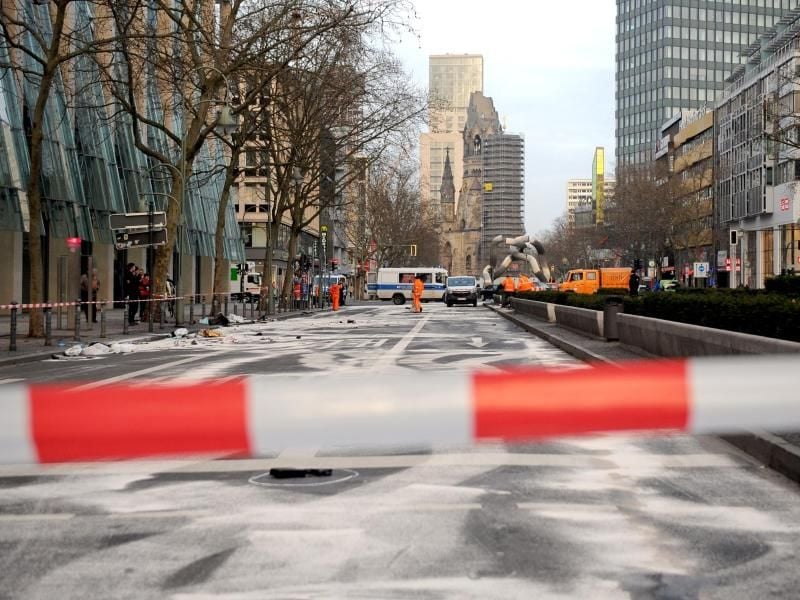 Die damals 24 und 26 Jahre alten Männer waren vor zwei Jahren mit bis zu 170 Kilometern pro Stunde über den Kurfürstendamm gerast. Foto. Britta Pedersen Foto: Britta Pedersen