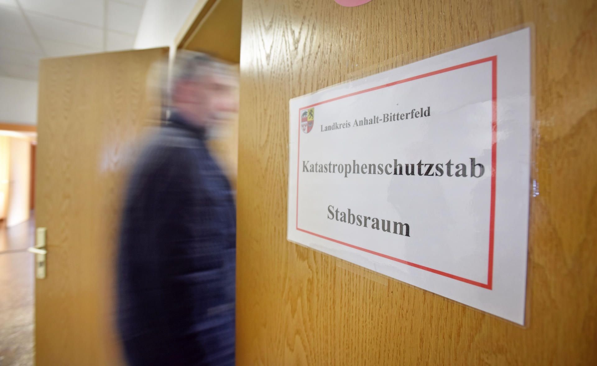 Der Katastrophenschutzstab des Landkreises arbeitet in Bitterfeld.
