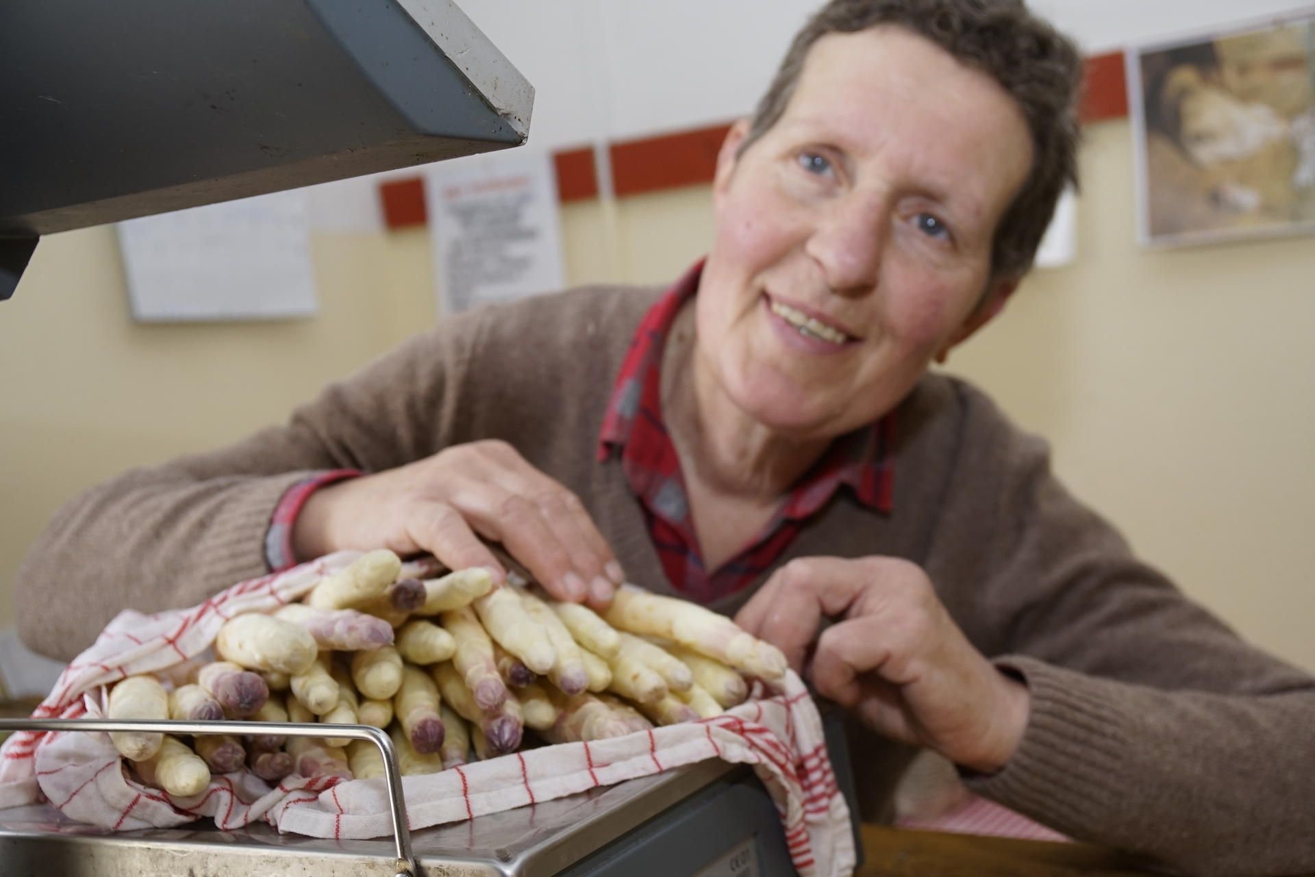 Dieter Weitzels Frau Benedikta verkauft den Spargel im Hofladen - weniger als sonst, aber es genügt.