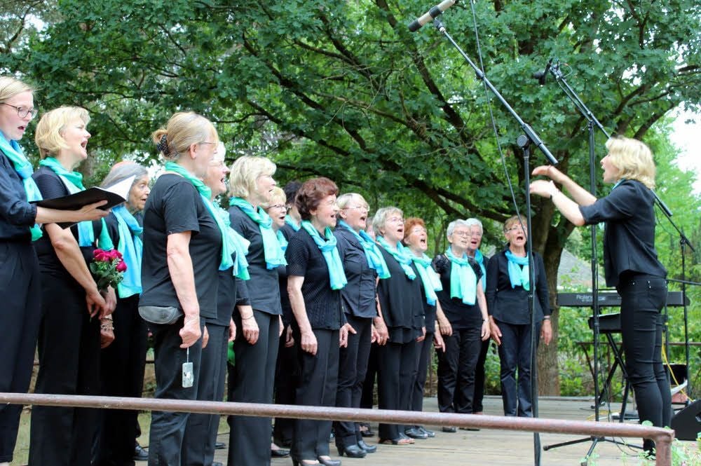 Mit dem kleinen grünen Kaktus und anderen Evergreens erfreuten Daniela Uhlig und das Ensemble „pro musica“ das Publikum.