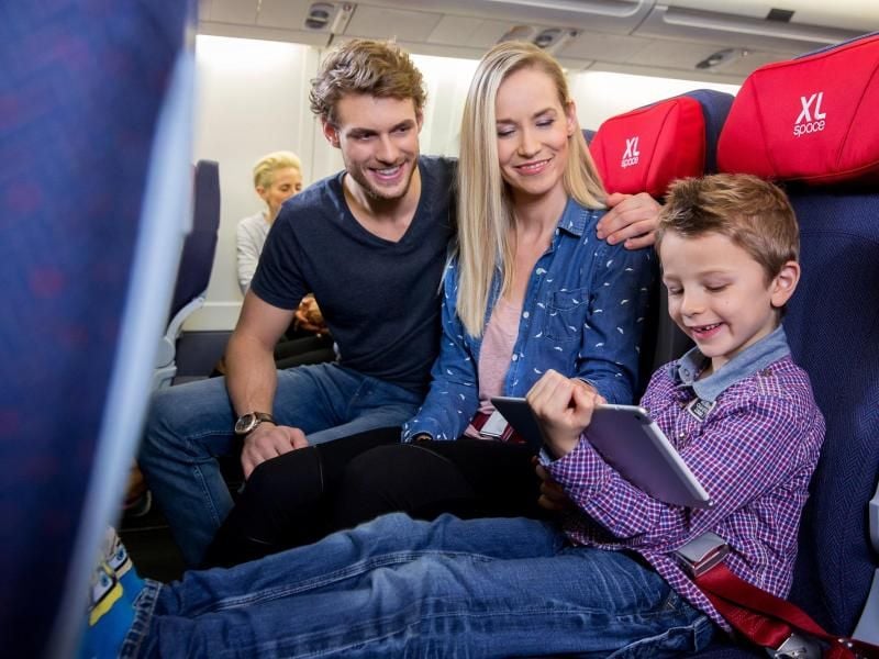 Bitte anschnallen: Für Kinder über zwei Jahre müssen Familien einen eigenen Sitzplatz buchen, kleinere dürfen auf dem Schoß mitfliegen. Foto: Air Berlin/Andreas Wiese