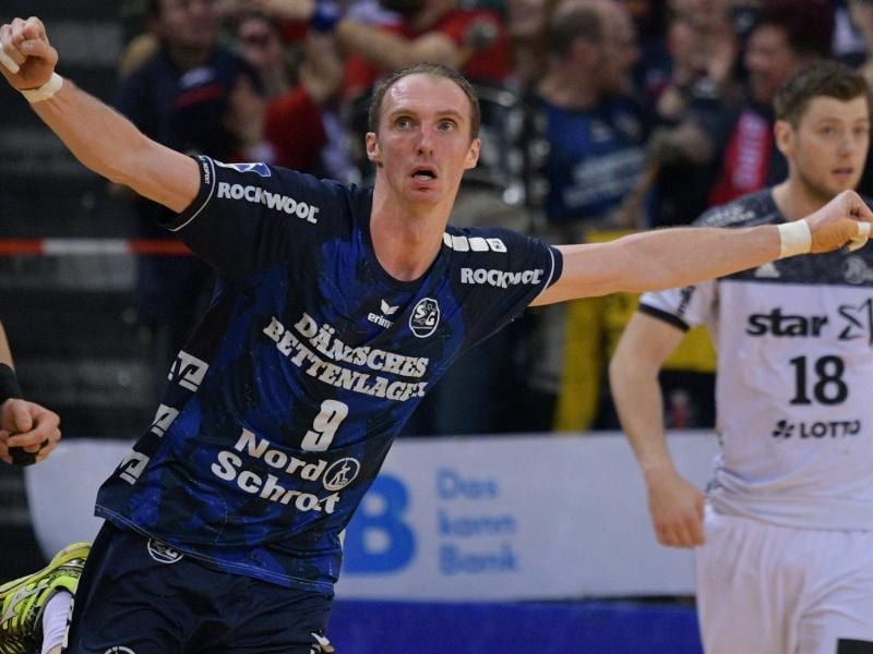 Flensburgs Holger Glandorf feiert einen Treffer gegen Kiel. Foto: Axel Heimken