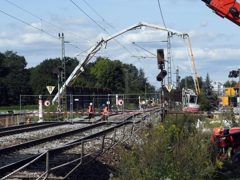 An der Baustelle des Bahntunnels Rastatt finden bei Niederbühl Arbeiten statt. Dort haben sich Bahngleise abgesenkt. Foto: Uli Deck