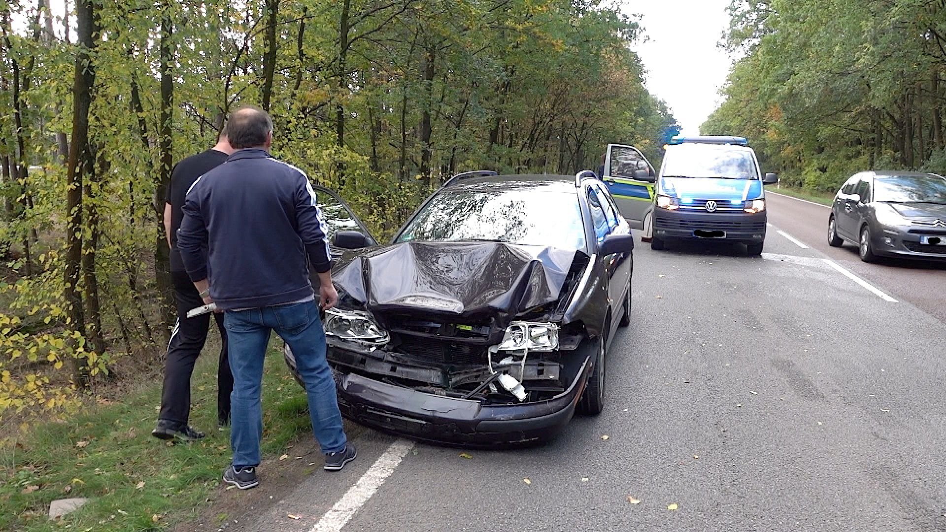 Auf der Suche nach einem guten Parkplatz zum Pilzesammeln bremste ein Autofahrer nahe Dolle und verursachte so einen Verkehrsunfall.