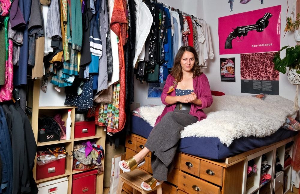 In einem WG-Zimmer wohnt Dörte Jacobi und hat dort auch Platz genug für ihre Sammlung von Second-Hand-Kleidern.
