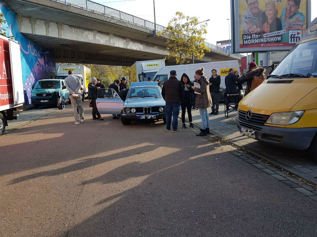 Dreharbeiten für den Spielfilm „Elefanten wachsen schnell“ an der Berliner Straße in Halle.