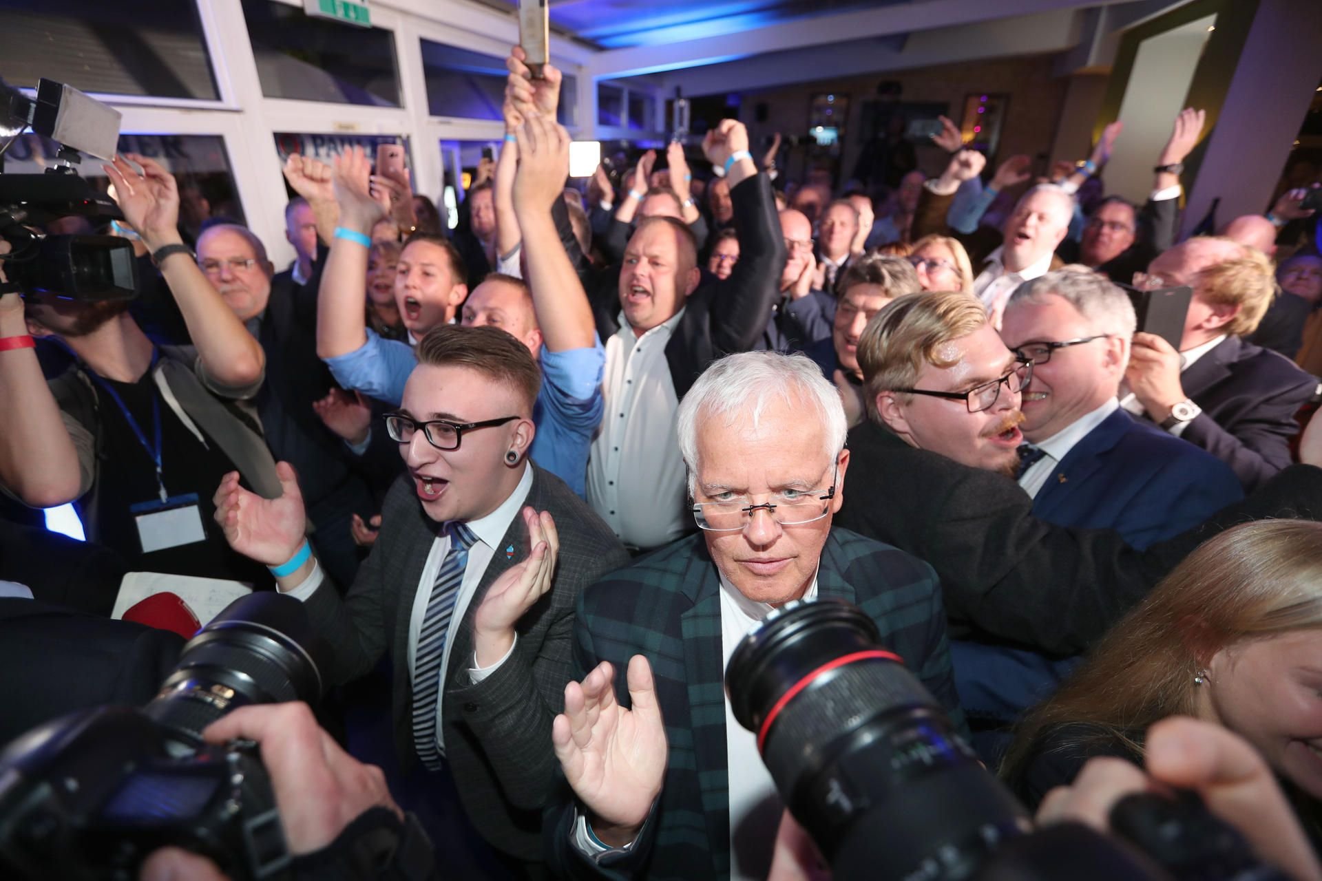 Unterstützer der AfD reagieren auf die ersten Prognosen zum Ergebnis der Landtagswahl in Thüringen.