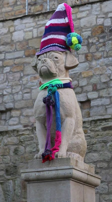 Warm eingepackt ist der Mops mit der Zipfelmütze wieder. Mit Schal und Pudelmütze bewacht er für einige Tage in der Adventszeit den Schlosshang in Weißenfels mit seinen Rebstöcken.