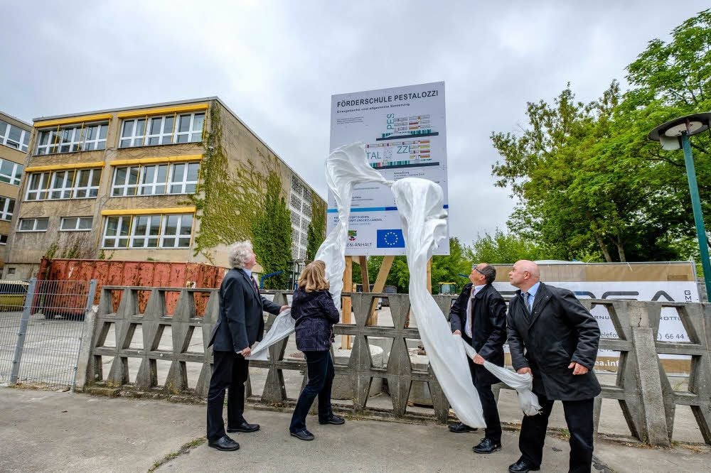 Wenn das Tuch fällt, ist Baustart. Am Donnerstag war es für die Pestalozzischule so weit (v. links: Kreistagsmitglied Reinhard Rauschning, Schulleiterin Gabriele Saage, Vize-Landrat Jörg Hartmann und Bürgermeister Jochen Kirchner).