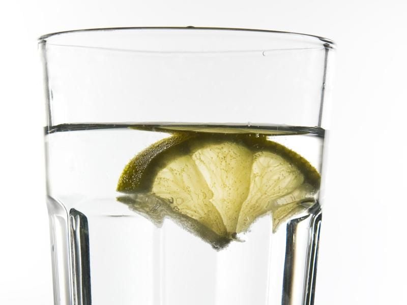 Fitnesstreibende trinken am besten schon zwei Stunden vor dem Training eine größere Menge. Dann ist nicht mehr so viel Flüssigkeit im Magen. Foto: Franziska Koark