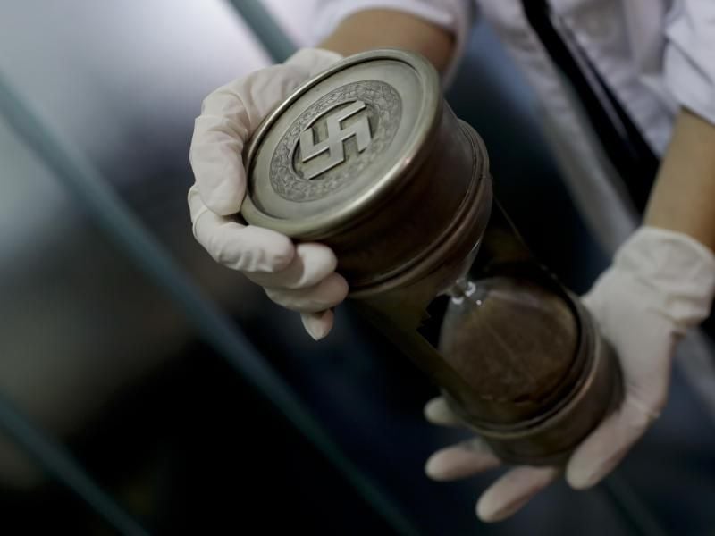 Sanduhr mit Hakenkreuz: Noch nie sind in Argentinien derart viele Relikte mit Bezug zum Nationalsozialismus aufgetaucht. Foto: Natacha Pisarenko