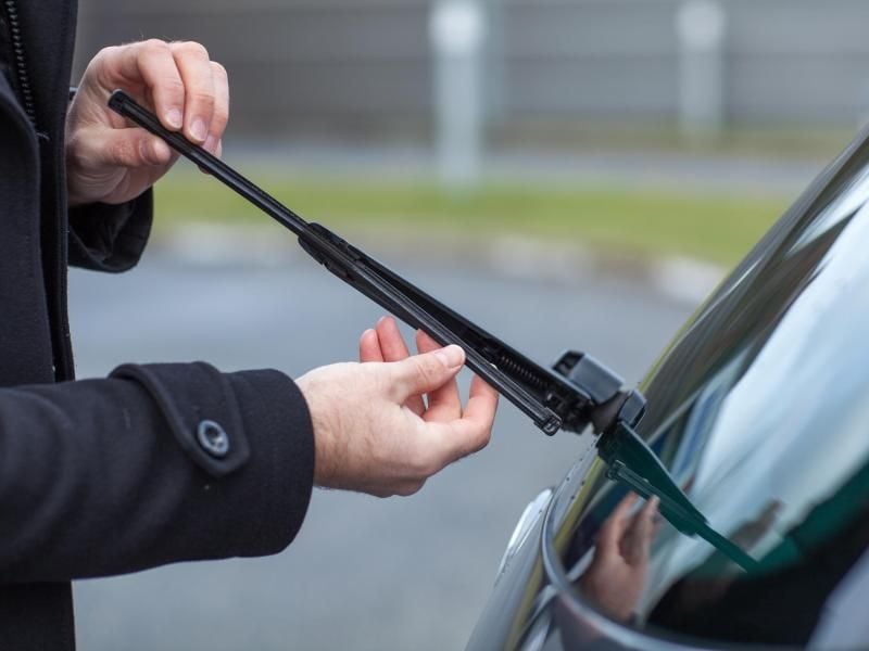 Die Gummilippe der Scheibenwischer ist anfällig für Abnutzung und Schmutz. Die Fahrer sollten sie regelmäßig reinigen und überprüfen. Foto: Christin Klose