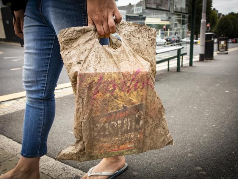 Hält immer noch: Eine Frau trägt eine Plastiktüte, die drei Jahre lang Umwelteinflüssen ausgesetzt war. Foto: Lloyd Russell/University of Plymouth