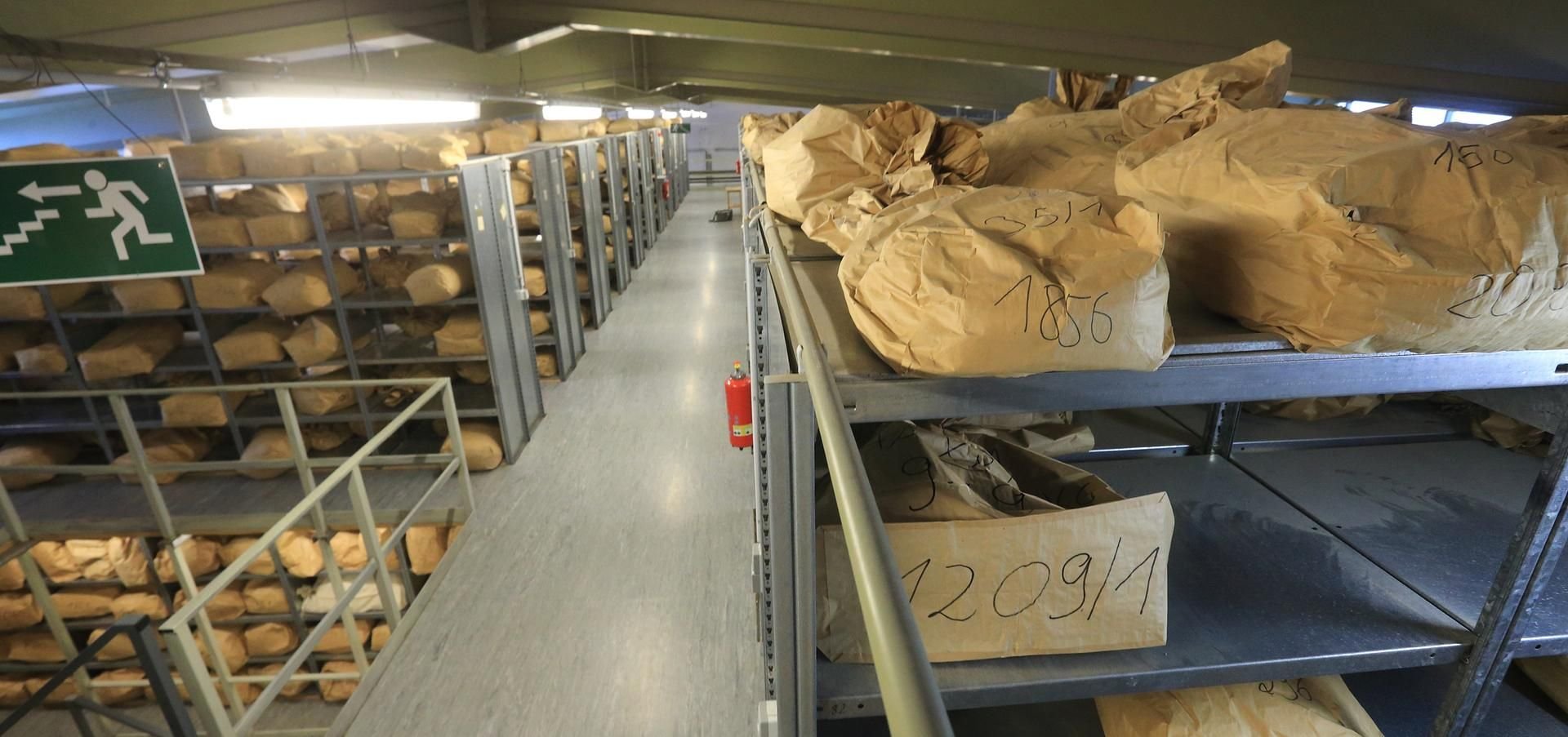Rund 15.500 Säcke mit zerrissenen DDR-Geheimdienstakten liegen in der Behörde des Bundesbeauftragten für die Unterlagen des Staatssicherheitsdienstes in Magdeburg.