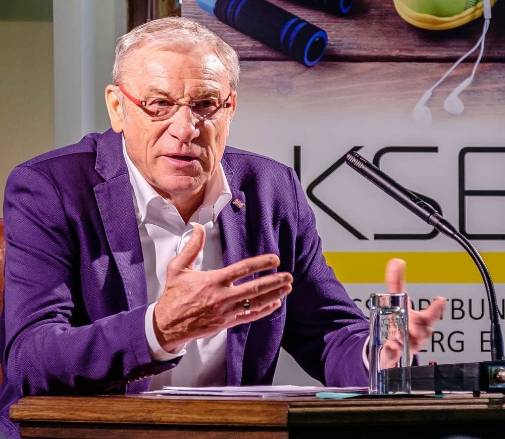 Trainer-Legende Eduard Geyer, hier bei der Vorstellung seines Buches „Einwürfe“ im Frühjahr 2016, ist am Sonnabend im Wittenberger Mercedes-Autohaus Ehrengast der 19. Sportgala. Los geht es um 18.30 Uhr.