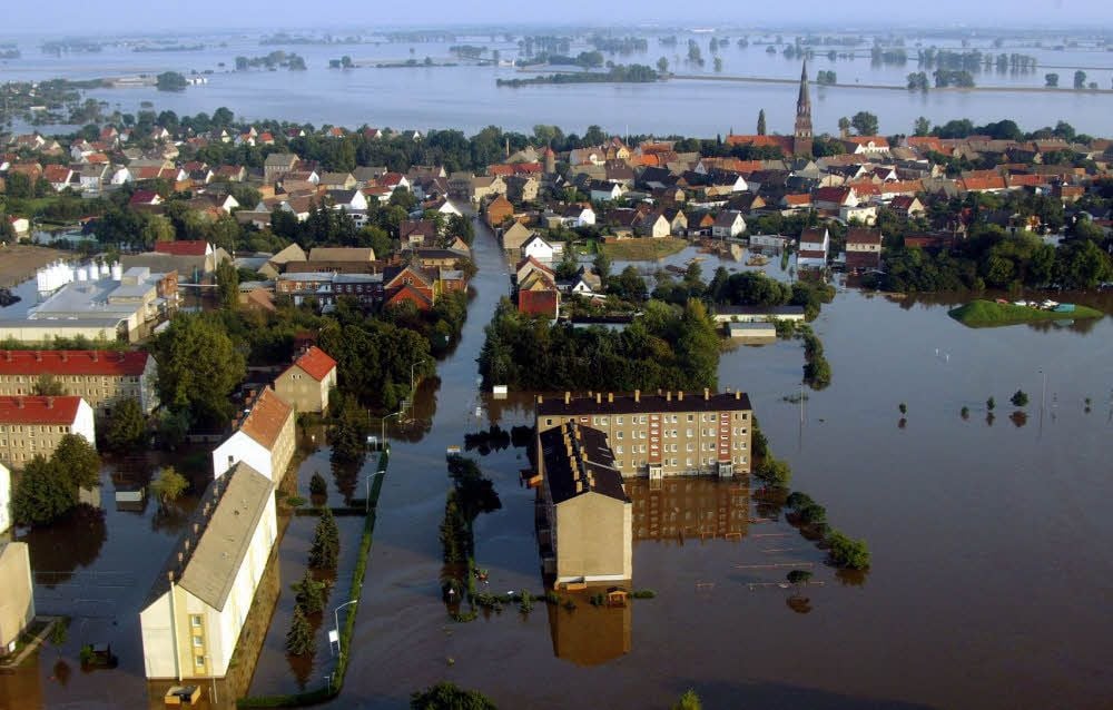 Das Bild verdeutlicht die dramatische Lage nach dem Deichbruch an der Elbe bei Dautzschen vor 15 Jahren. Riesige Wassermassen strömten innerhalb kurzer Zeit nach Prettin und in die Elbaue. Menschen und Sachwerte mussten in Sicherheit gebracht werden.