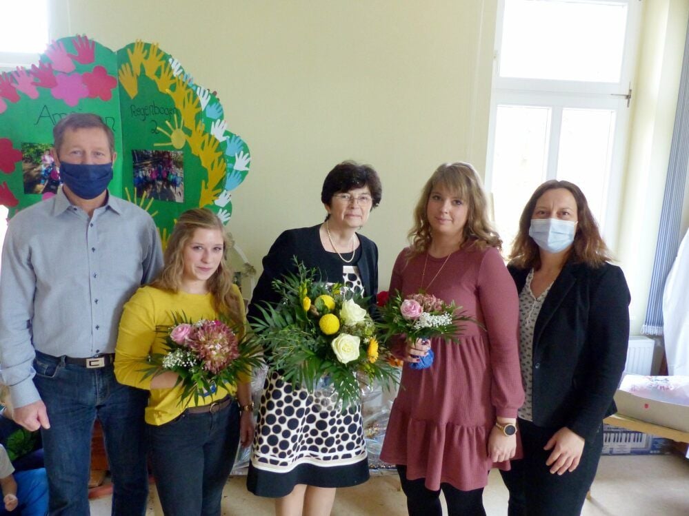 In der Einrichtung „Kinderland“ in Mühlanger gab es einen Leiterwechsel. Ilona Henfling (Mitte) verabschiedet sich in den Ruhestand. Bürgermeister Peter Müller (links) und Kita-Koordinatorin Karen Raschmann (rechts) gehören zu den Gratulanten. Die neue stellvertretende Chefin ist Svenja Schläppi (2. v. l.). Neue Leiterin der Einrichtung ist Svenja Wagner (2. v. r.).