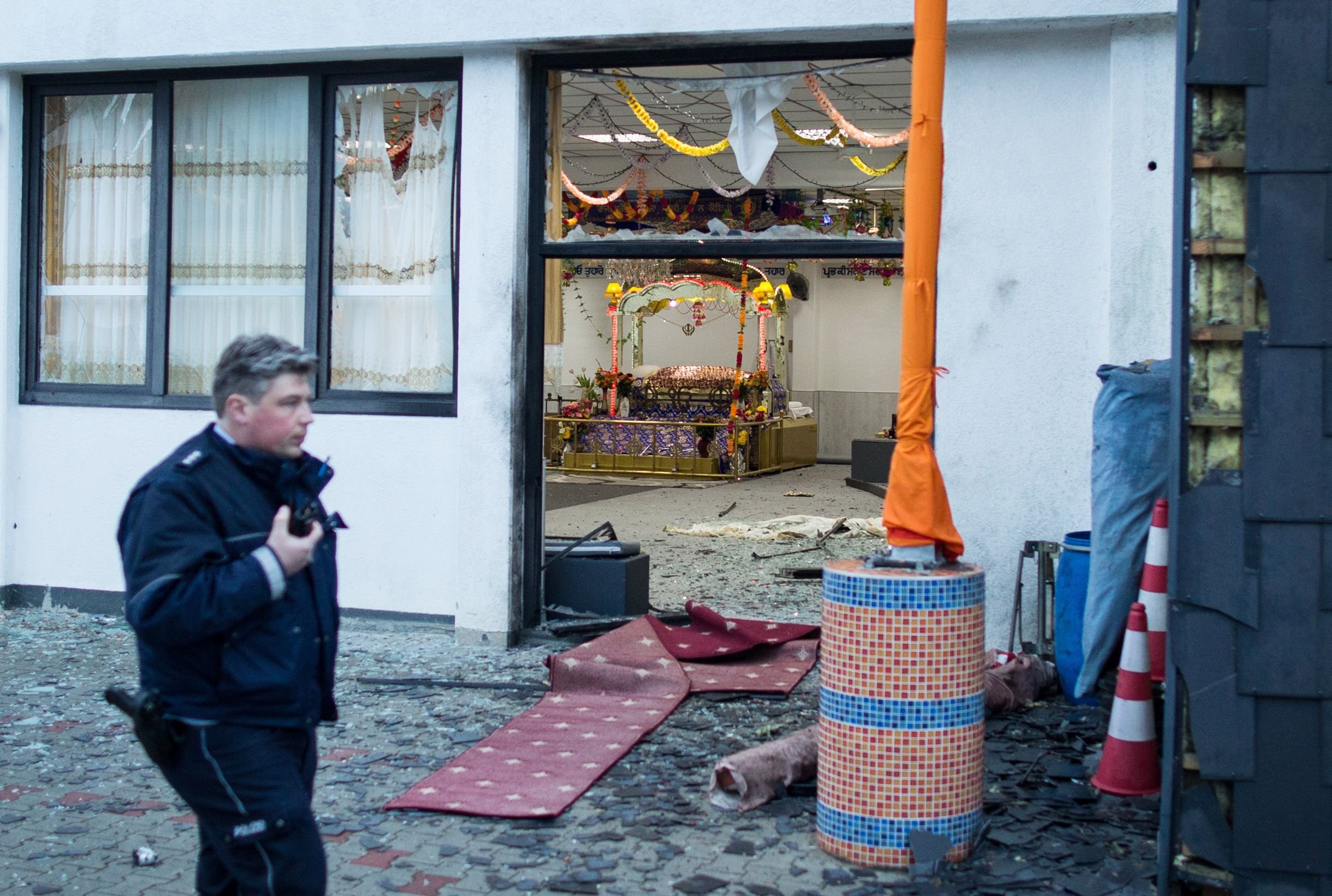 Ein Polizist steht im April 2016 vor einem Gebetshaus von Sikhs, auf das ein Bombenanschlag verübt wurde.