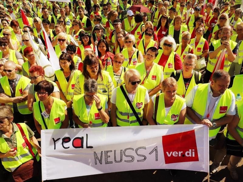 „Kampf um Löhne”: Laut Verdi haben sich Mitarbeiter in rund der Hälfte der 281 Real-Filialen an den Protesten gegen die Geschäftsführung beteiligt. Foto: David Young