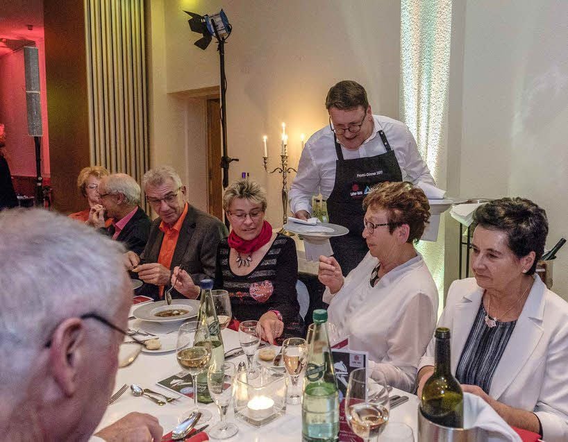 Mal ein bisschen Abwechslung im Berufsleben: Oberbürgermeister Torsten Zugehör serviert beim Sozialen Promi-Dinner.
