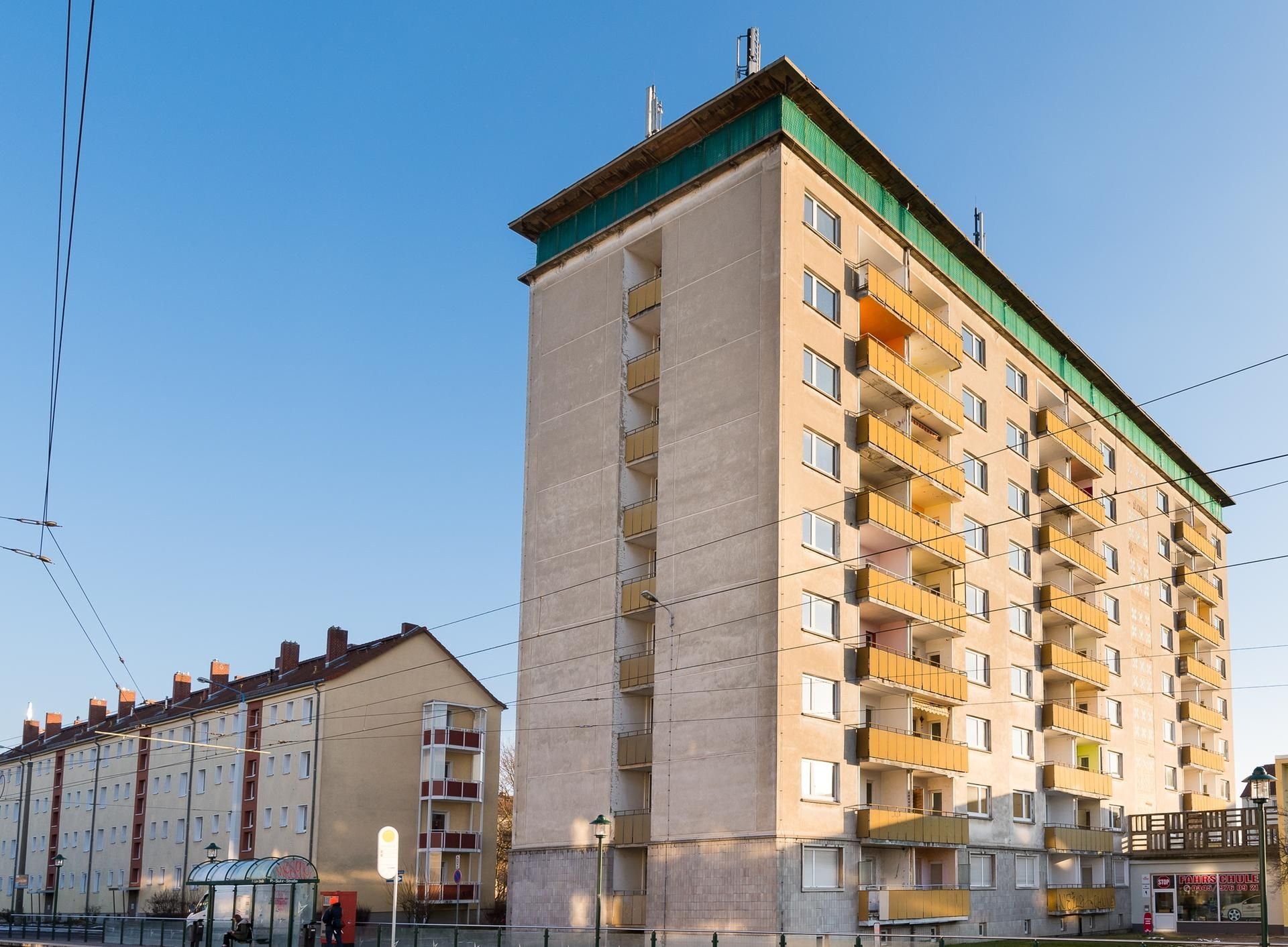 Das 1963 erbaute Hochhaus an der Kreuzung Vogelweide/Paul-Suhr-Straße ist das älteste Hochhaus der Saalestadt.
