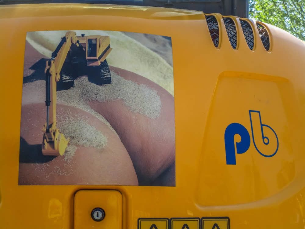 Die kritisierte Werbung auf einem Baufahrzeug der Firma.