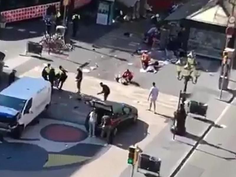 Bilder, die um die Welt gehen: Helfer kümmern sich in Barcelona um Verletzte. Foto: Asociación Unificada De La Gua