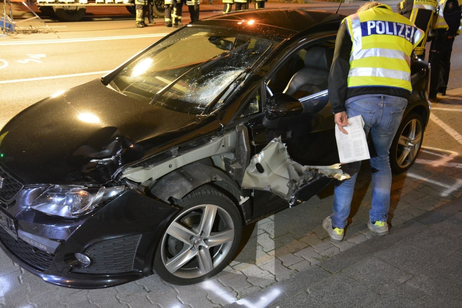Ein Polizist untersucht das Autowrack an der Unfallstelle in Mönchengladbach.