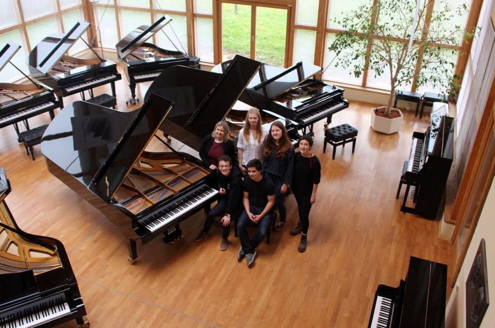 Silvia Heyder und die Klavierschüler Karolin Huster, Anne Burghardt, Alina Wahlbuhl (hintere Reihe, v.l.), Karl Kaltenborn und Max Große (vorn, rechts) während eines Besuches der Julius Blüthner Pianofortefabrik, wo der Aliquot-Flügel derzeit restauriert wird.