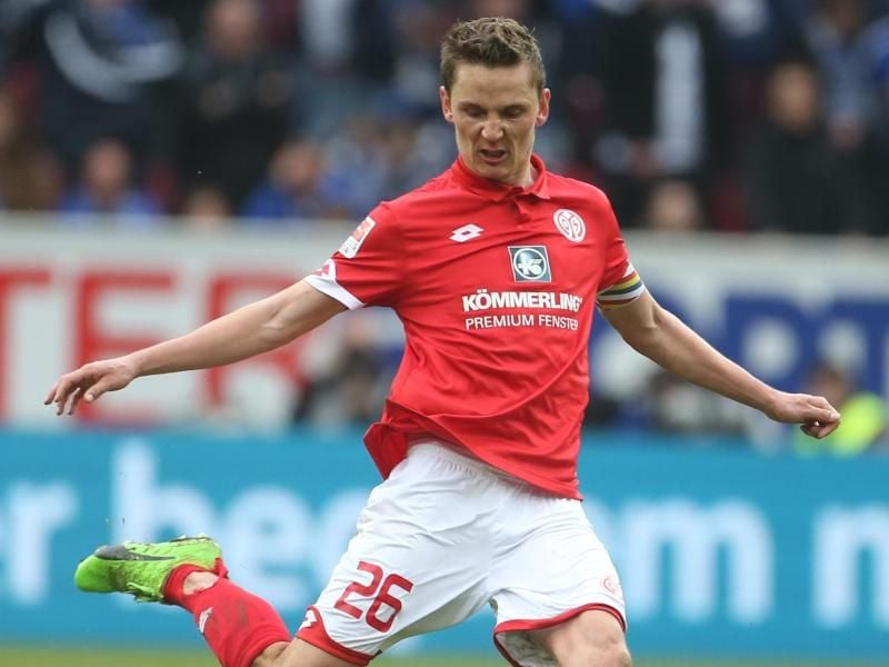 Der Mainzer Niko Bungert hat sich verletzt. Foto: Thomas Frey