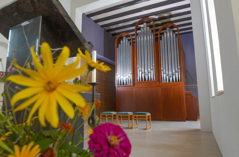 Der Kirchenvorstand der katholischen Gemeinde St. Konrad hat die Orgel als Geschenk der Neuapostolischen Gemeinde angenommen.