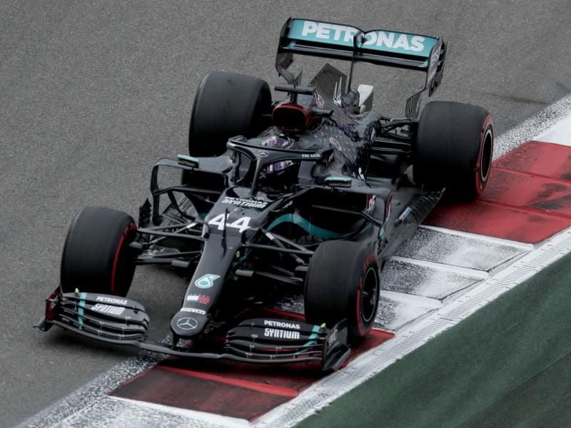 Lewis Hamilton könnte in Sotschi seinen 91. Sieg feiern und in dieser Statistik zu Michael Schumacher aufschließen. Foto: Pavel Golovkin/Pool AP/dpa