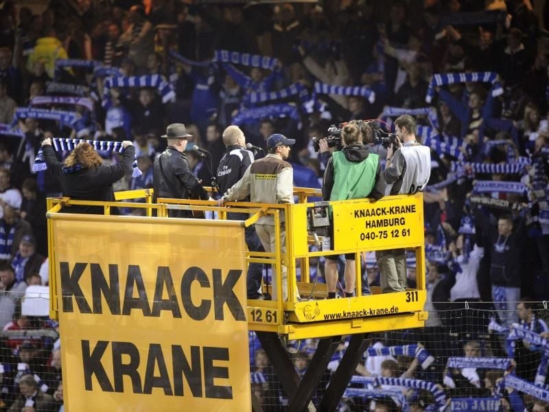 Musiker Lotto King Karl tritt im Rahmen des Abschiedsspiels für Rafael van der Vaart im Volksparkstadion auf. Foto: M. Gambarini/Archivbild