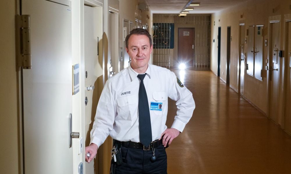 Der Justizbeamte Christian Baumann hat in Haus 5 des halleschen Gefängnisses das Sagen.