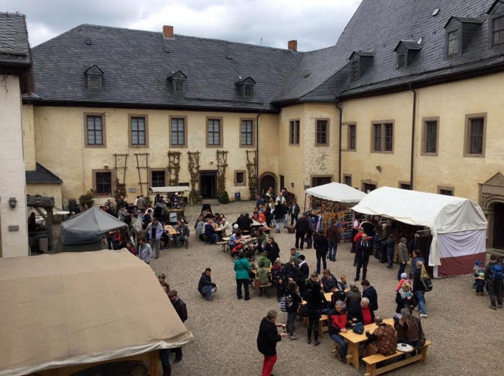 Schausteller, Händler, Handwerker, Puppenspieler und natürlich Ritter belebten Burg und Schloss Allstedt beim Mittelalterfest. Sowohl auf dem Hof der Kernburg als auch auf der Vorburg waren jede Menge Stände und Buden aufgebaut. Überall gab es etwas zu entdecken.
